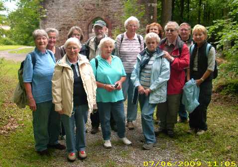 Die Albvereinswanderer an der Barbarakapelle bei Langensteinbach