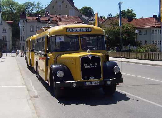 MAN-Haubenpostbus mit Anhnger