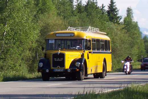 MAN-Haubenpostbus auf der B 13