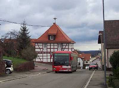 Bus der RVS auf der Linie 101 beim Vlkersbacher Rathaus