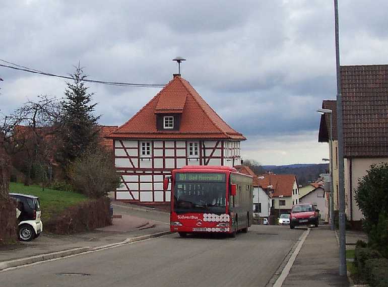 Bus der RVS vor dem Rathaus Vlkersbach