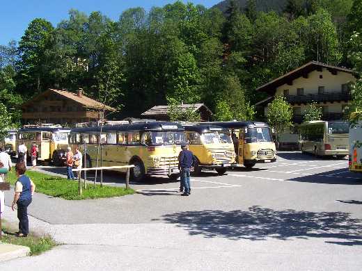 Busprsentation auf dem Parkplatz in Saalbach-Hinterglemm