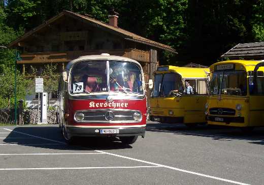 Saalbach-Hinterglemm: Oldtimer vor dem Heimathaus