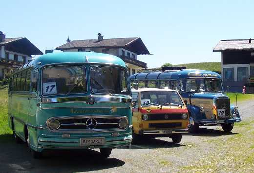 Saalfelden: Ein kleines Schweizer VW-Bus Postauto steht zwischen zwei privaten Oldtimern.