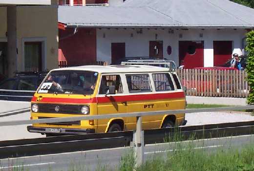 Schweizer VW-Bus Postauto kommt angefahren