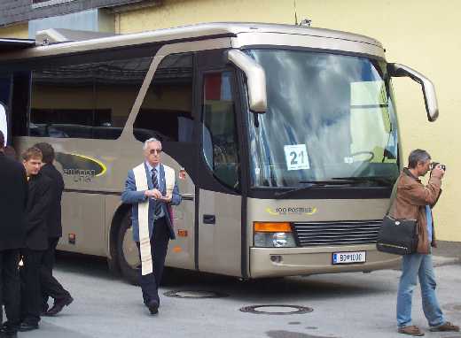 Der Pfarrer segnet die Busse