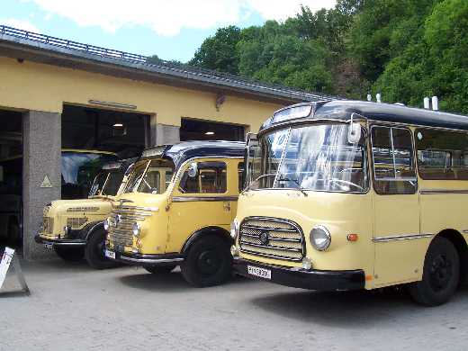 Drei Steyr-Oldtimer vor der Postgarage