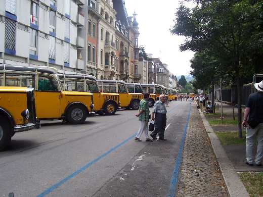 Busparade in der Helvetiastrasse.