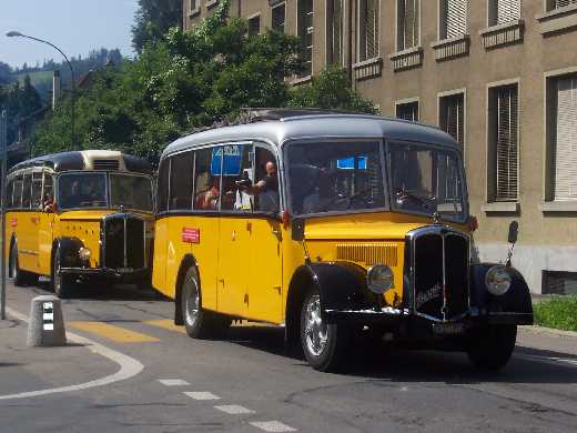 zwei Postautos aus dem Kanton Zrich