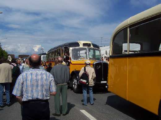 Die alten Busse waren dicht umlagert