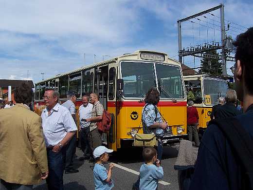 Die alten Busse waren dicht umlagert