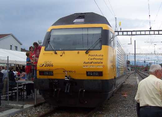 eine Lok der SBB erinnert an fr das Postautojubilum