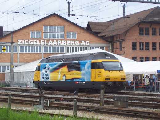 eine Lok der SBB erinnert an fr das Postautojubilum