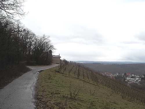 Michaelskapelle oberhalb von Eichelberg an einem Regentag