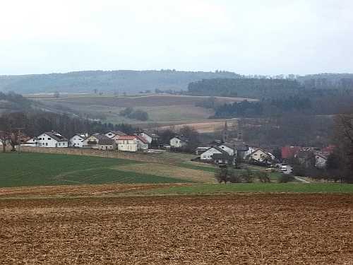 Vor uns liegt Zaisenhausen mit seiner doppeltürmigen Kirche