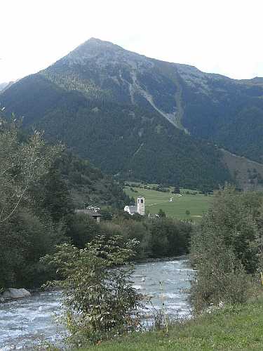 Am Rombach mit Blick auf das Kloster Müstair und die Tellaspitze