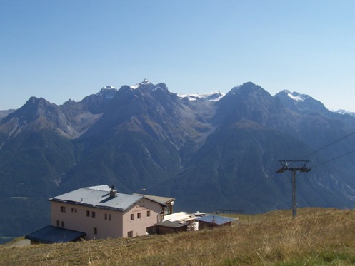 Chamanna Naluns - dahinter der Piz Lischanna