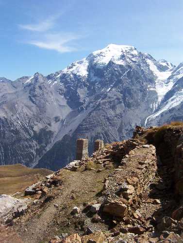 Alte Österreichische Stellung mit Ortler (3905 m)