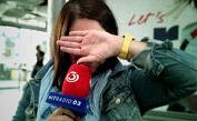 3-Reporterin Gabi Hiller verdeckt ihr Gesicht. (Bild: Walter Dunger/Hitradio 3)