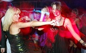 Weibliche Gste tanzen bei der "Weisswurstparty" (Bildquelle: APA/HANS KLAUS TECHT)