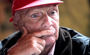 Niki Lauda in nachdenklicher Pose. (Bild: APA/GEORG HOCHMUTH)