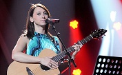 Lydia Prenner-Kasper spielt Gitarre. (Bild: ORF)