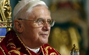 Papst Benedikt lchelt (Bild: APA/Herbert P. Oczeret)