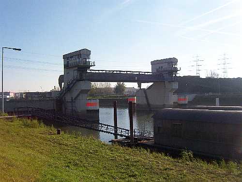 Hafensperrtor im Karlsruher Rheinhafen