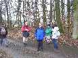 Die Wandergruppe an einem Wäldchen