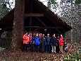 Wandergruppe bei der Rast am Lärchengarten