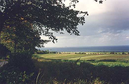 Blick über die Wiesen des nördlichen Jasmund auf die Ostsee und zum Kap Arkona
