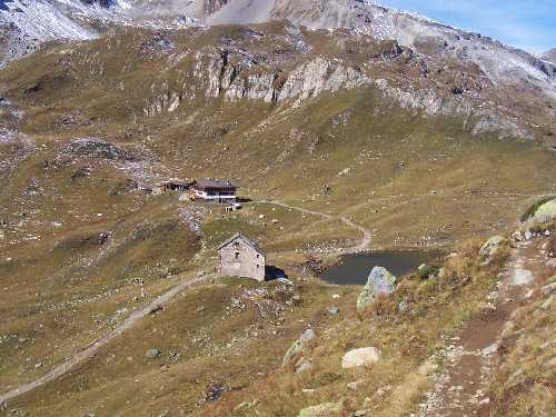Die alte Pforzheimer Hütte und dahinter die neue Sesvennahütte